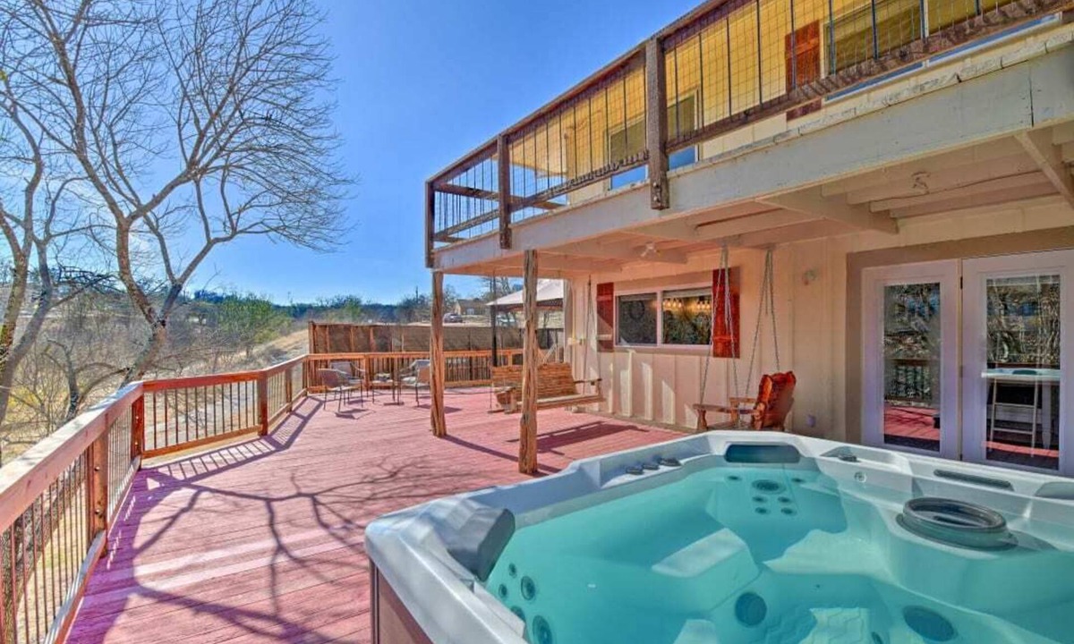 Granbury Cottage | Lakeside Treetop Cottage: Boat Dock & Hot Tub
