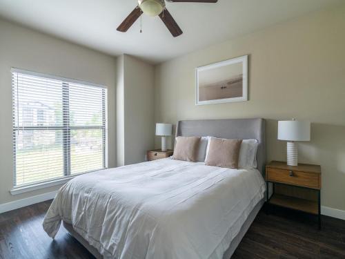 Katy Apartment | Landing Beautiful 1BD Courtyard Clubhouse