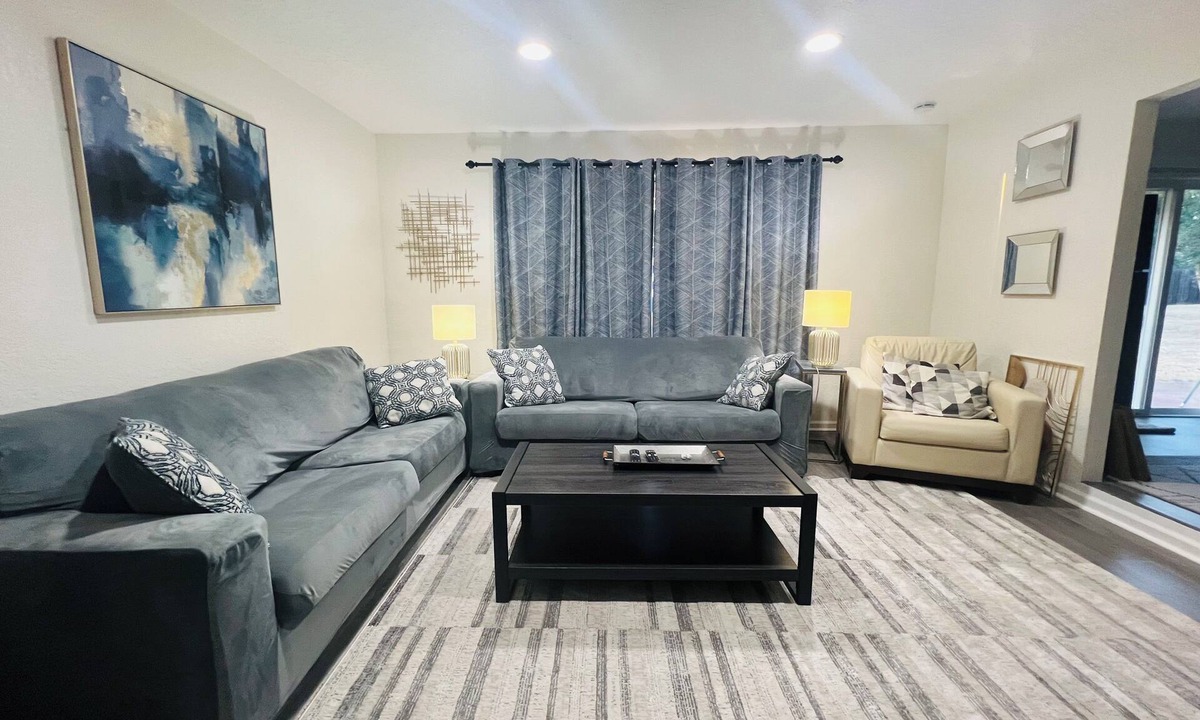 Columbia House | Large 6b/3b home with Huge Lot and RV Parking! King Bed!