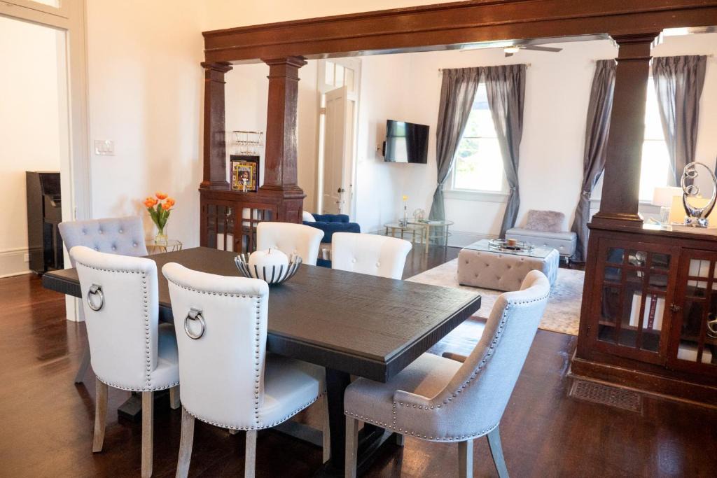 Algiers Point House | Large Kitchen, Big Yard, Stylish Decor Algiers