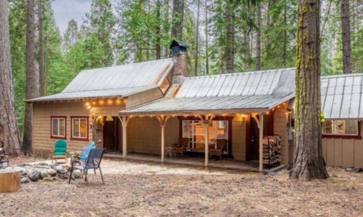 Camp Connell Cabin | LAZY BEAR CABIN! Sleeps 10, wheelchair accessible, great Highway 4 location!