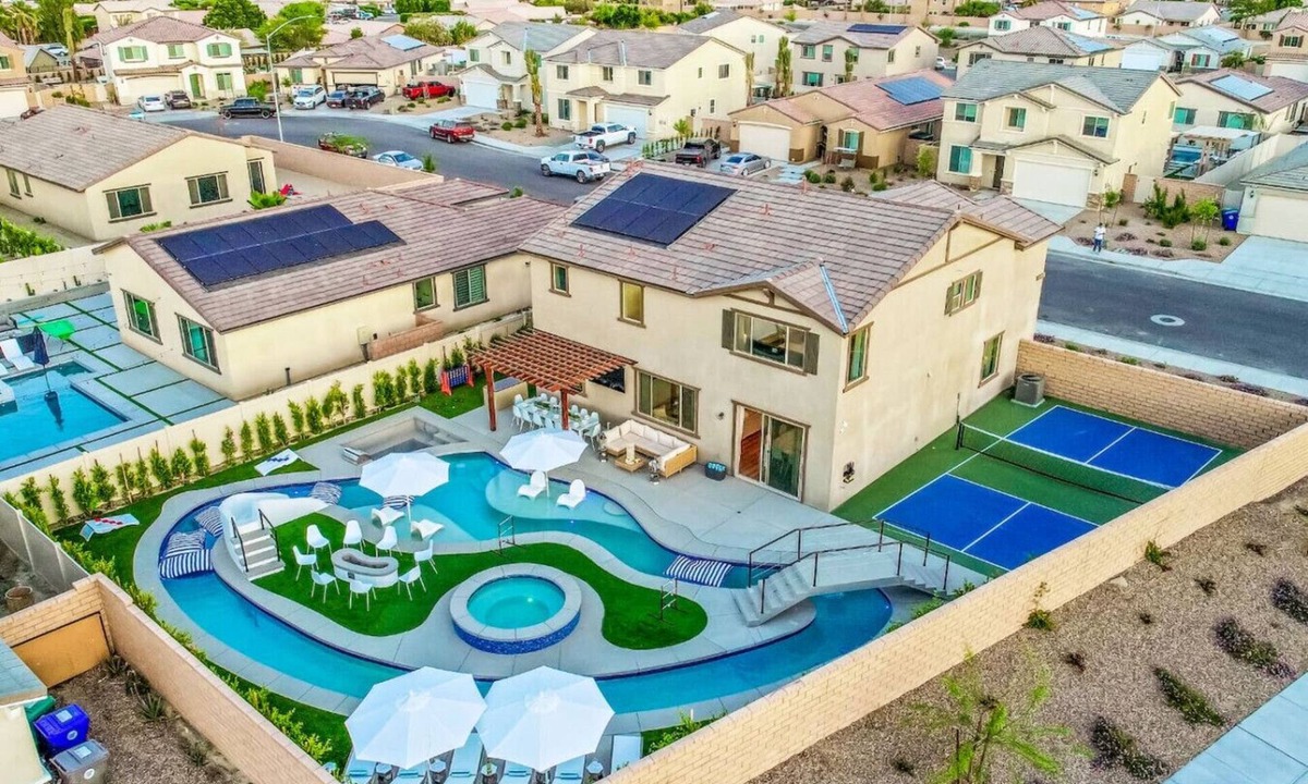 Coachella House | Lazy River Pool+Spa+Pickleball+Game Room+BBQ+Golf
