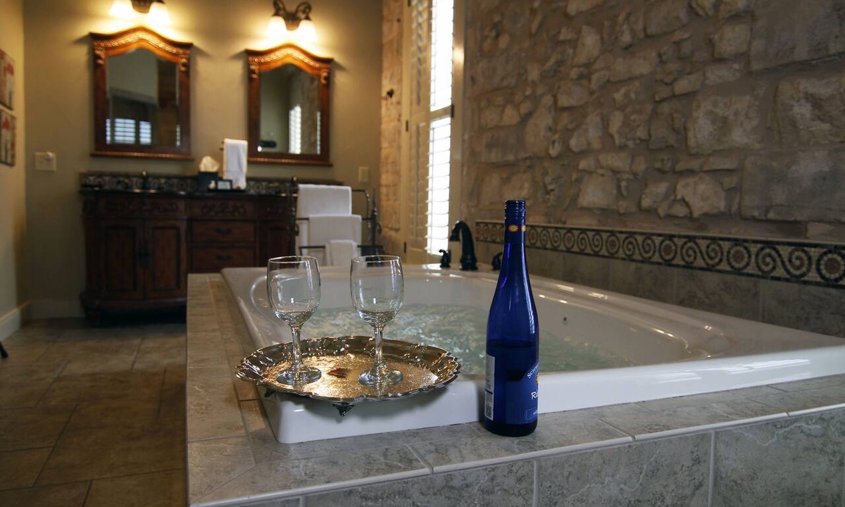 Fredericksburg Bed & Breakfast | Legacy Suite on Main St in central downtown, jacuzzi tub, ask about Wine Tours!