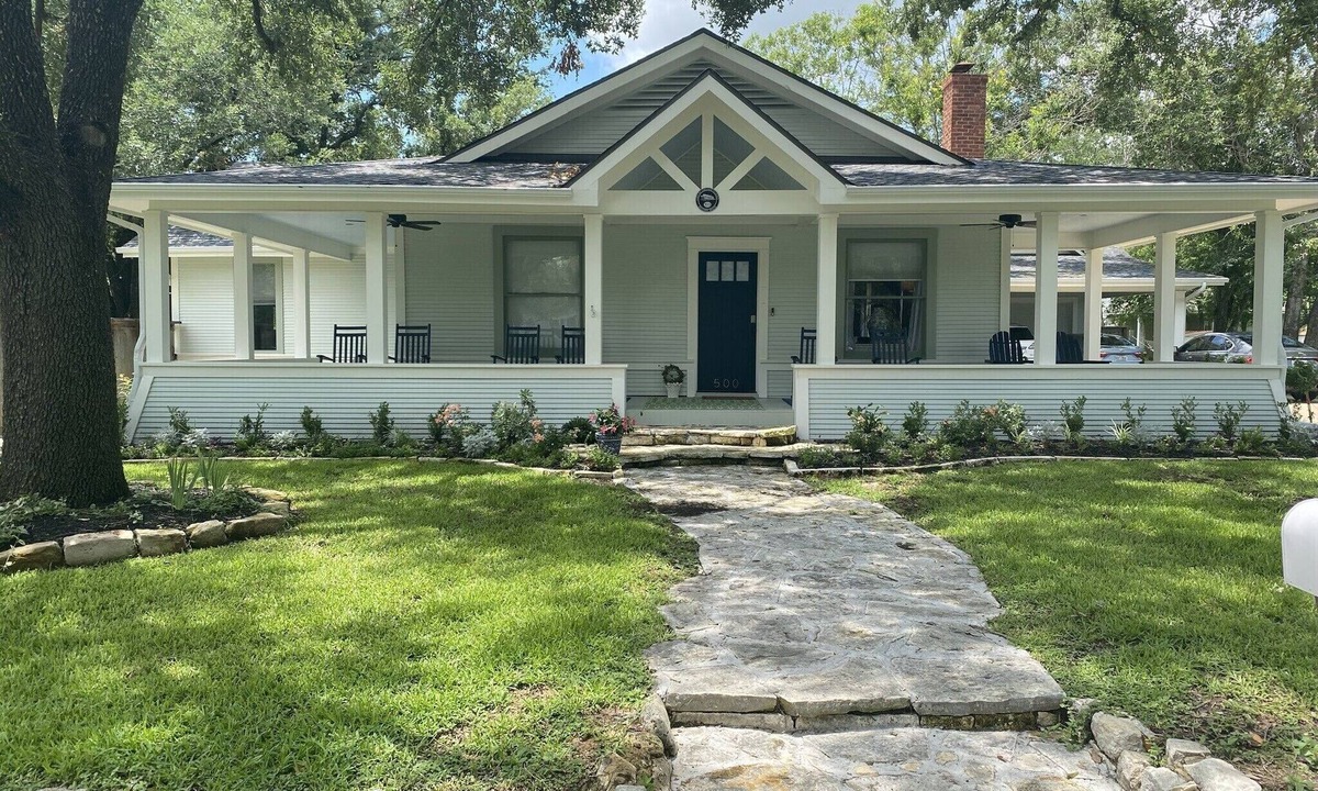 College Park House | LOCATION - LARGE RENOVATED HISTORICAL HOME- SLEEPS 4- STEPS TO KYLE FIELD