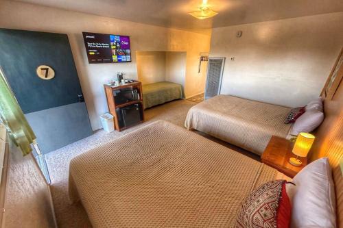 Bluff Hotel | Lucky Seven Shared Kitchen, Sleeps 4 Mokee Motel
