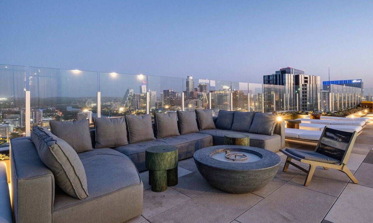 Rainey Street Historic District Condo | Lux Group Stay | Rooftop Pool | #1 Stay on Rainey