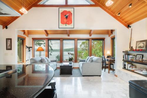 Eastsound House | Luxe Beachfront, Hot Tub, Kayaking, Walk to Town