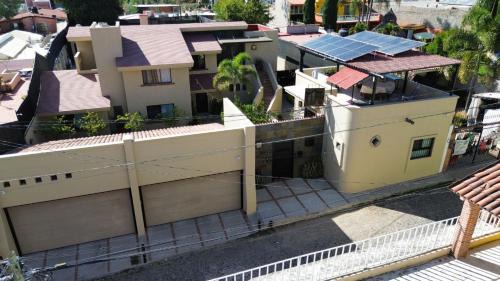San Antonio Tlayacapan House | Luxurious 3 Bedroom in Ajijic-Sleeps 6-Private Gym-Pickleball Court-Golf Cart