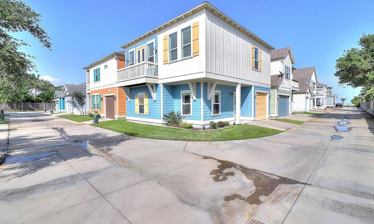 Sailhouse House | Luxurious Beach House with Pool Incredible for Small Groups in Rockport, Texas