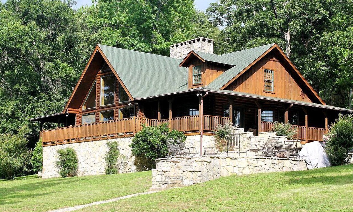 Athens Cabin | Luxurious Log Cabin Rental for Groups with Private Lake near Dallas, Texas