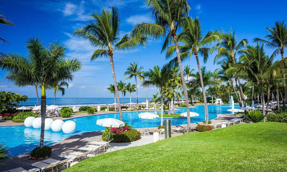 Isla Iguana Resort | Luxurious Resort Master Room at Mayan Palace