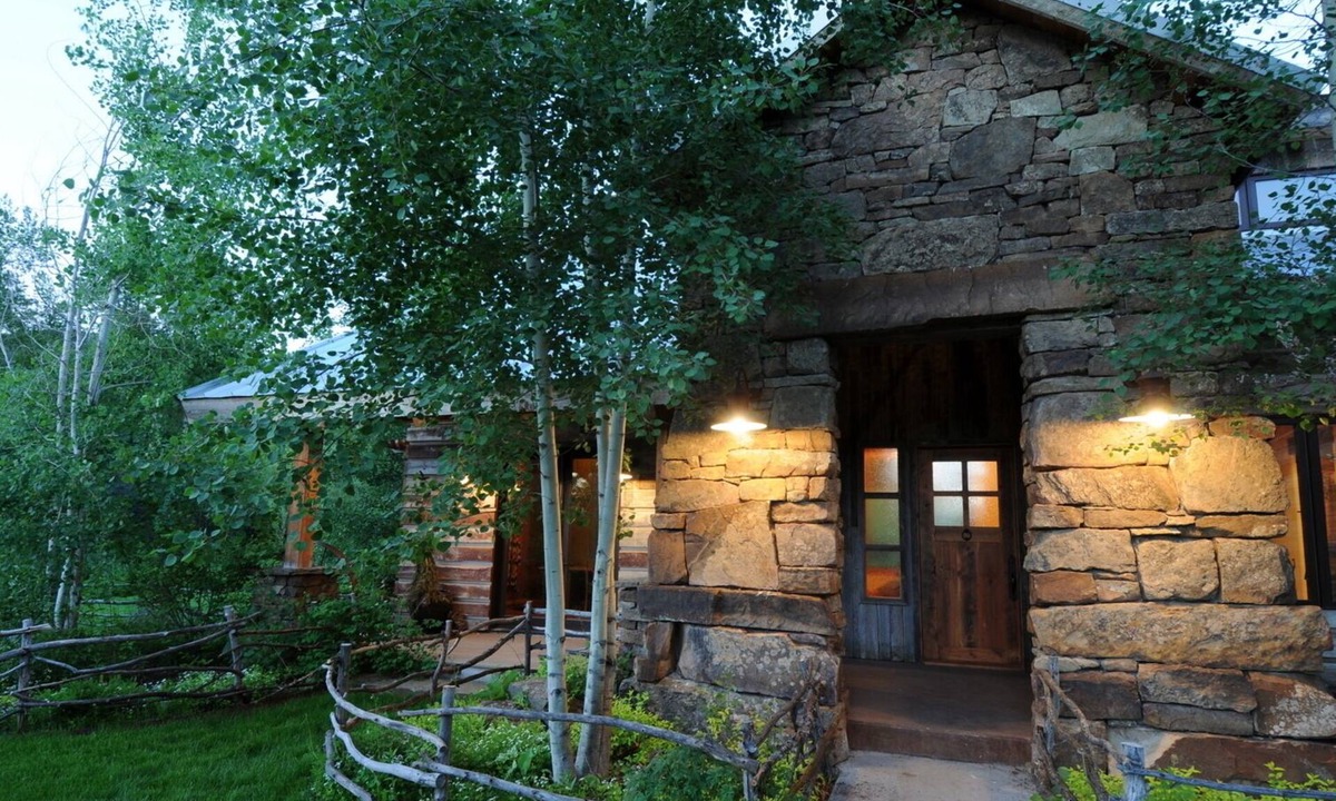 Bozeman Cabin | Luxurious Sourdough Canyon Lodge with Creek. 5 Star Rating. 5000+/- Sq Ft