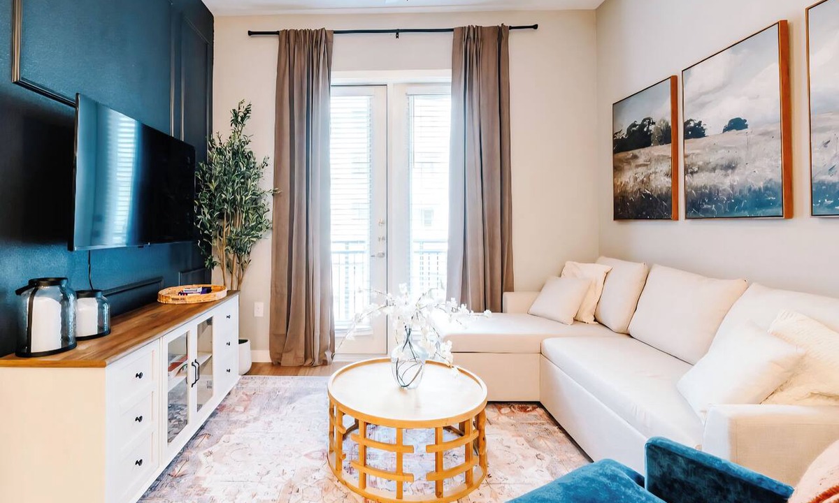 Tobin Hill Apartment | Luxury Apt Steps from Shopping & Dining, Free Parking, Resort Style Pool, Gym