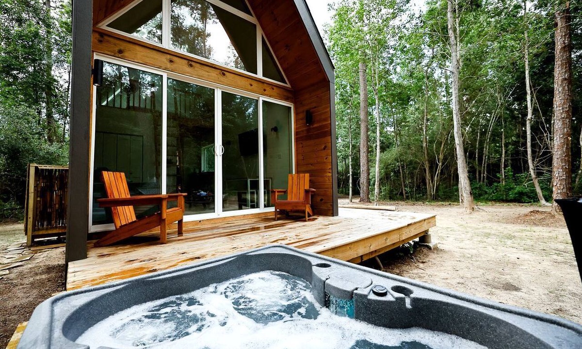 Montgomery Cabin | Luxury Cabin with Private Hot Tub - Cueta, Montgomery, TX
