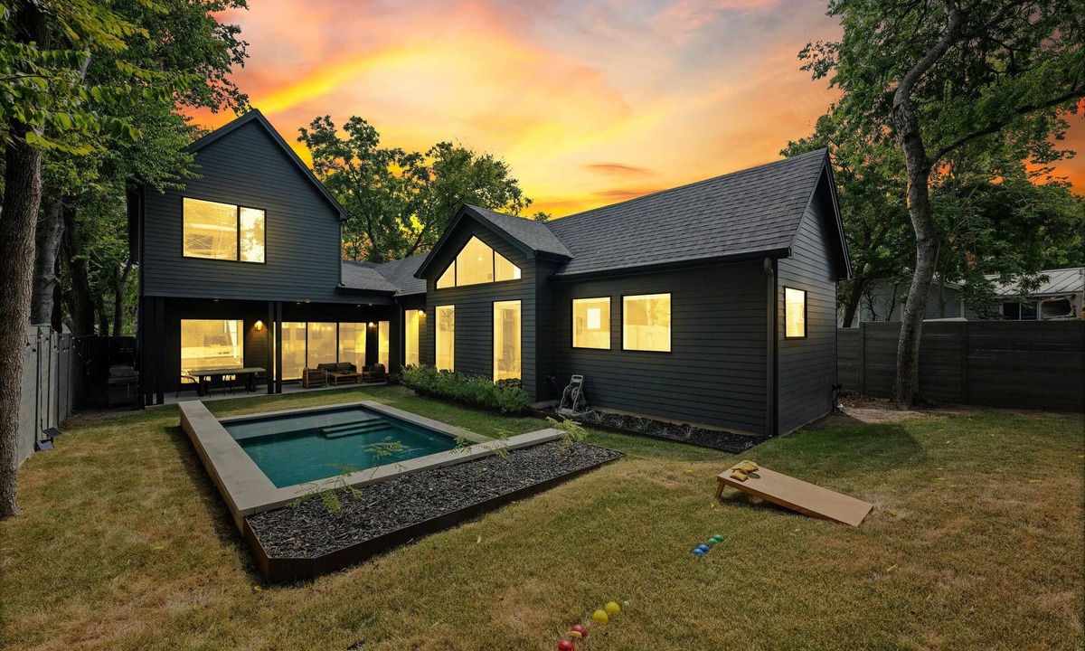 Bouldin House | Luxury Escape in Austin’s Iconic Bouldin Creek Perfect Location + Private Pool!
