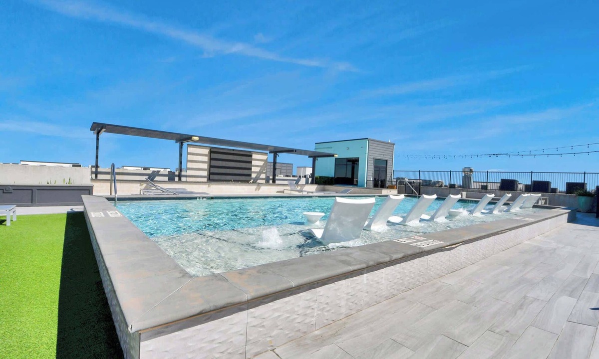 South Central Houston Apartment | Luxury Houston Apartment Rooftop Pool City Views & King Beds!