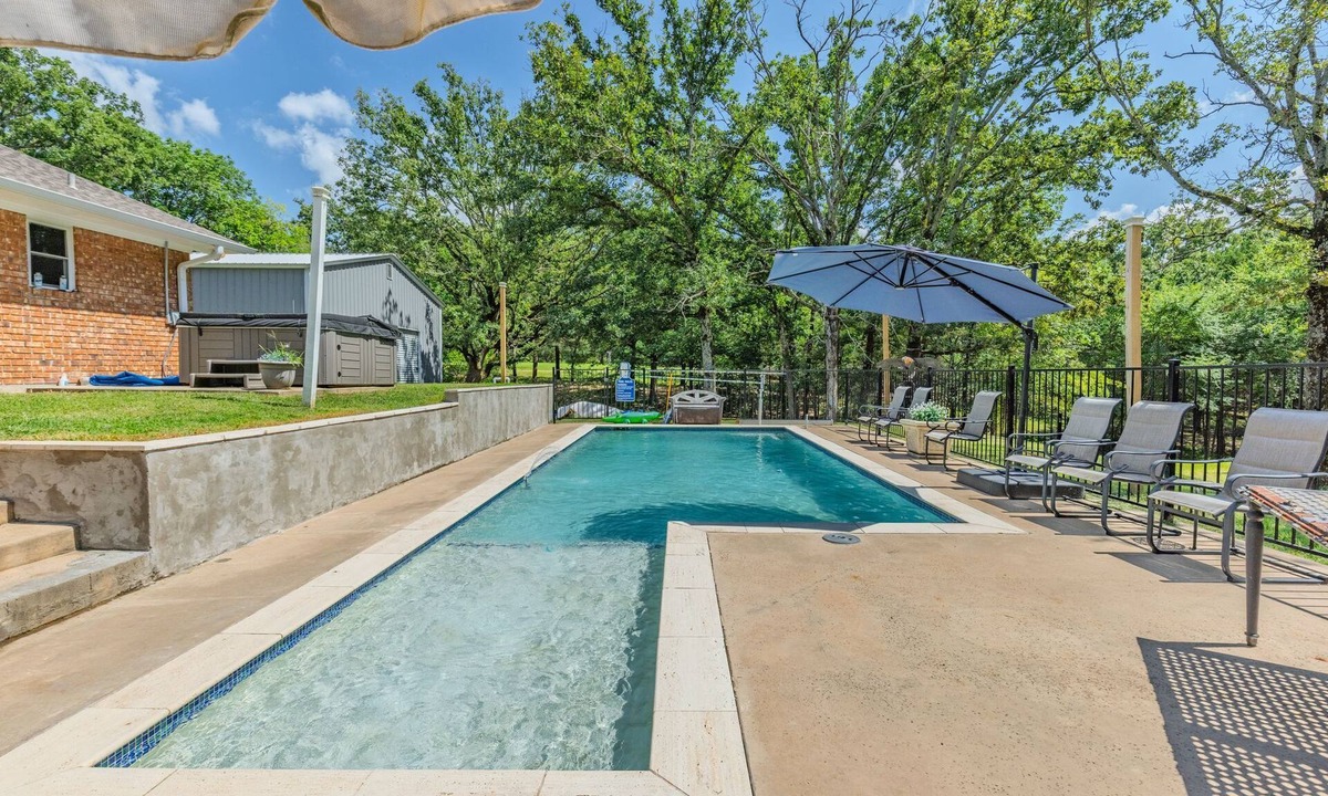 Yantis House | Luxury Lake Fork Waterfront w/Pool, Jacuzzi & Dock