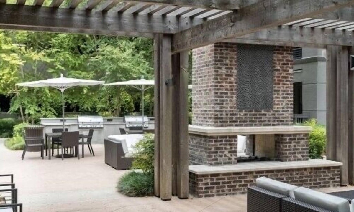 Braeswood Place Condo | Luxury! Pool View! 5 Minutes to NRG Stadium & Med Center!