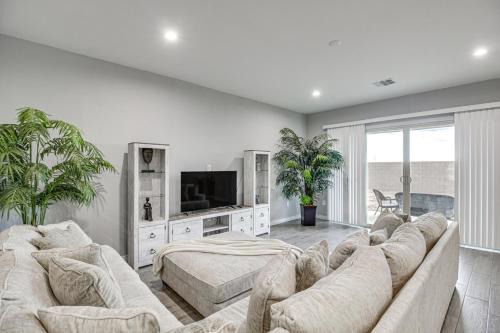 Tucson House | Marana Home w/Pool Access & Mountain Views!