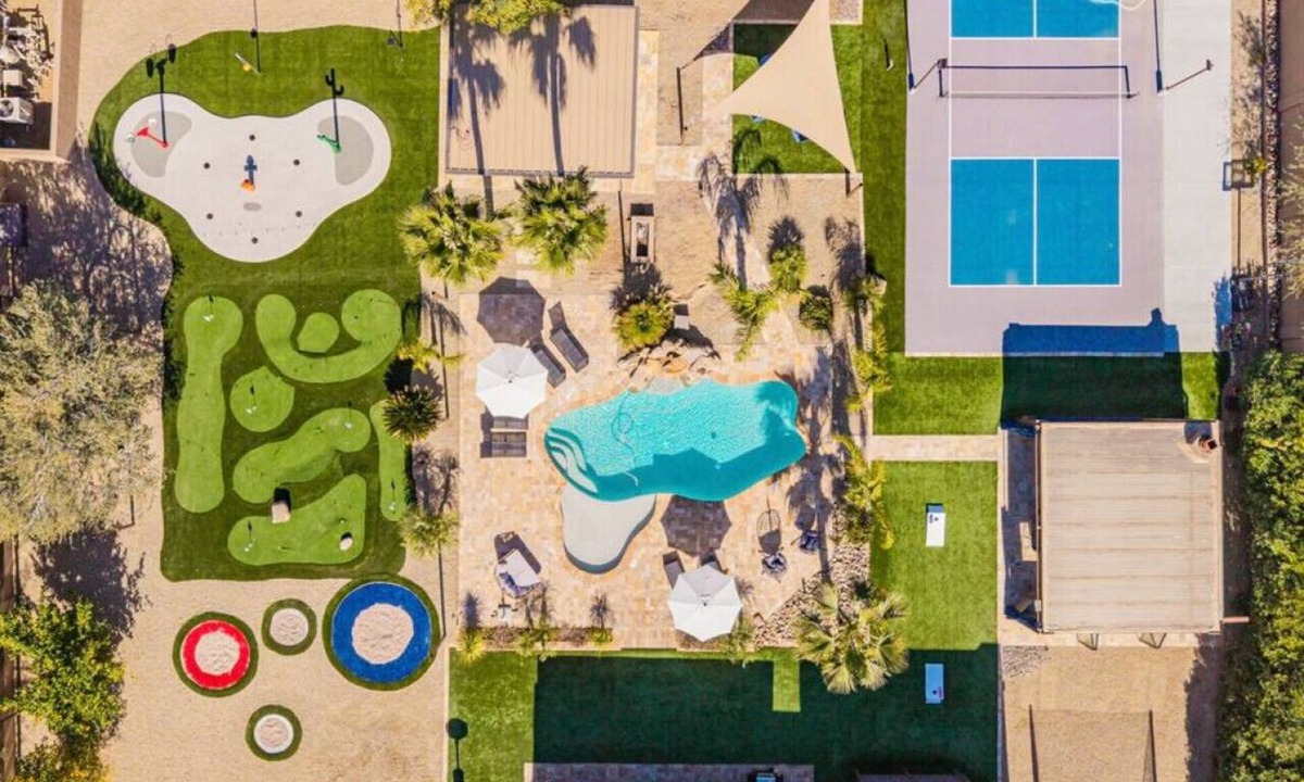 Desert View Village House | Massive Estate, Pickle Ball, Splash Pad, Mini Golf