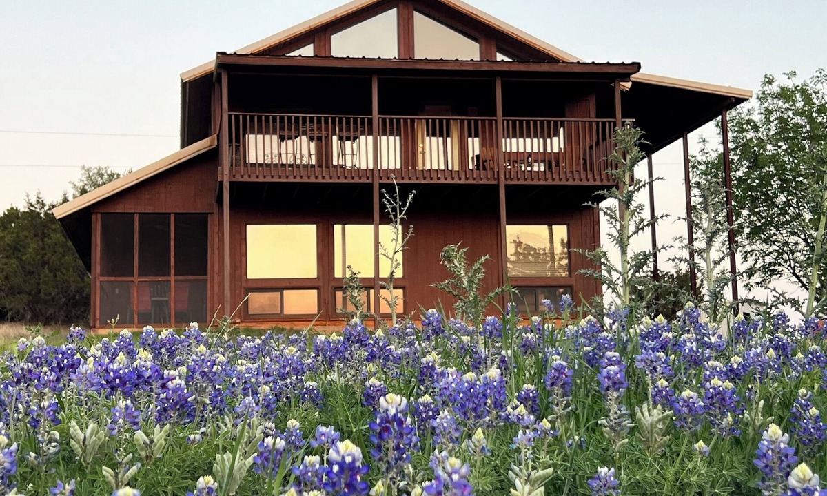 Glen Rose House | Mata'Zamo cliffside cabin, 1000 acres hiking trails, farm animals, family fun!