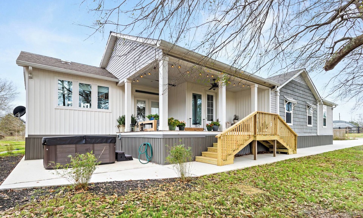 Voth House | MEGA is a beautiful 3 Bedroom, 2.5 Baths home with private hot tub on 300 acres.