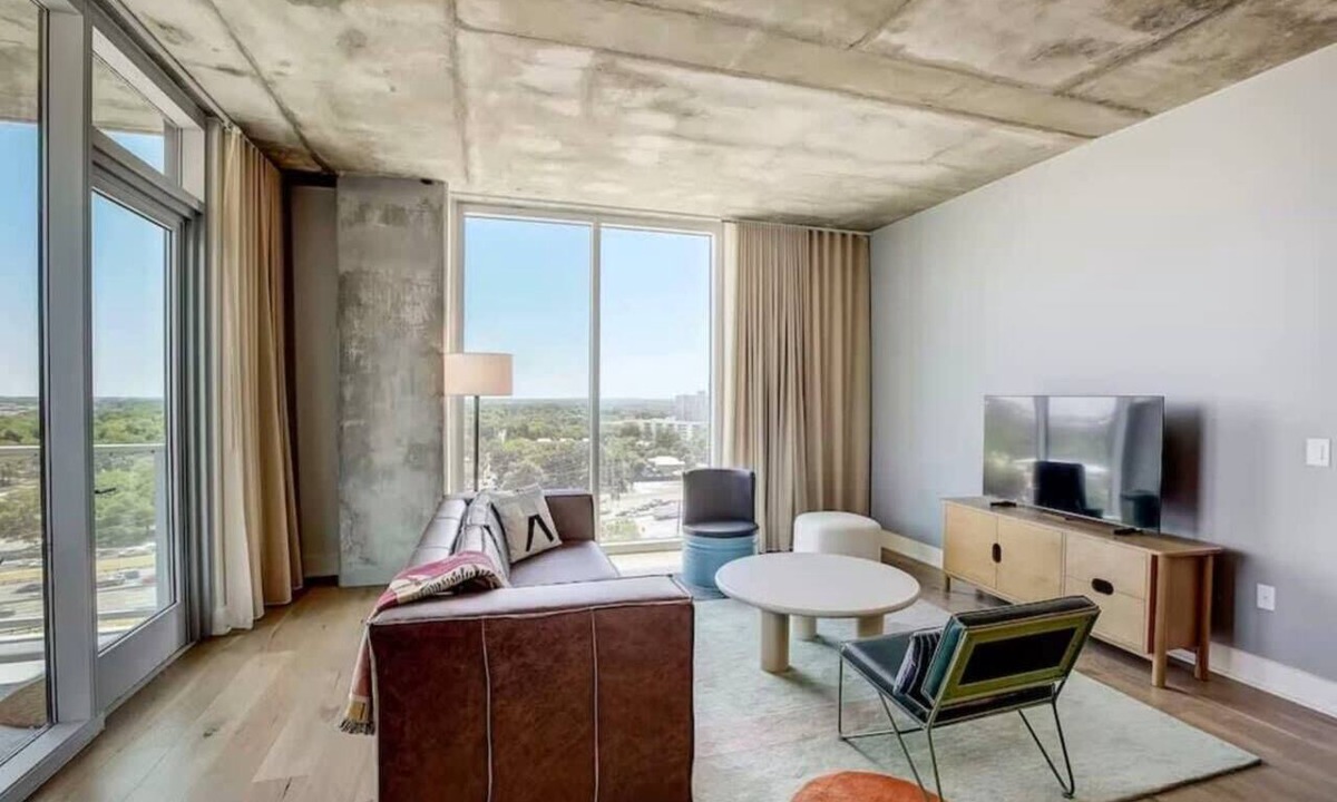 Rainey Street Historic District Condo | Mins to Rainey St | Heated Pool | Gym | Fireworks