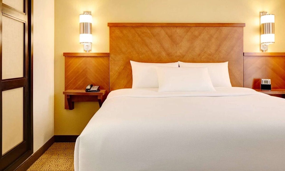 St. Johns Hotel | Minutes Away from Barton Springs! Pets Allowed, Outdoor Pool, FREE Parking!