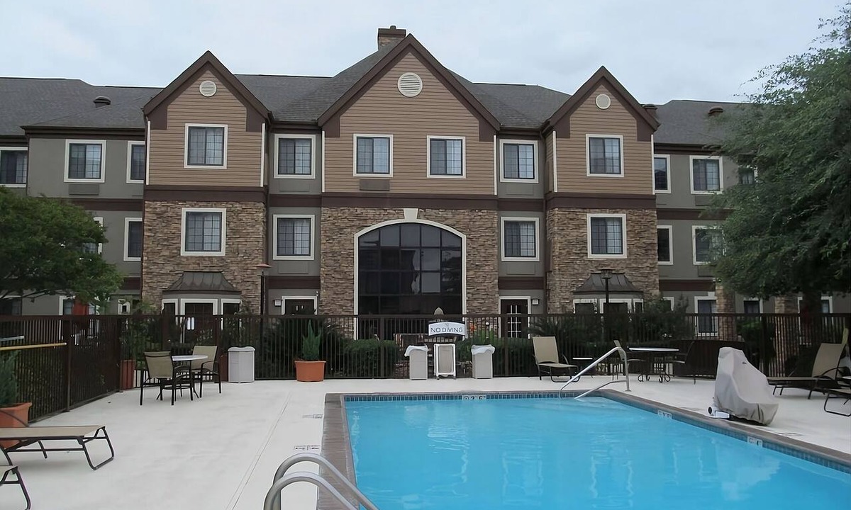 Vance Jackson Hotel | Modern 1 Bedroom | 2 Pet-friendly Units w/ Full Kitchen| Free Breakfast