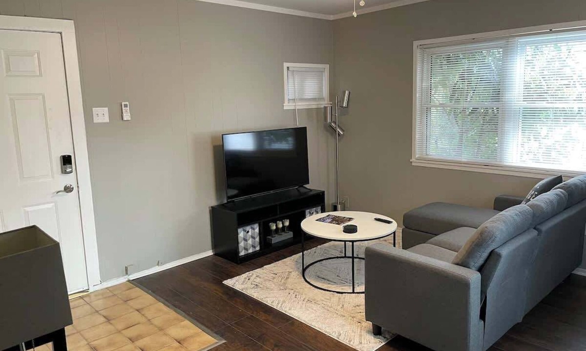 Hillcrest House | Modern 1BR Duplex in Hillcrest, Little Rock