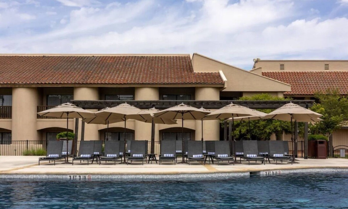 Boerne Hotel | Modern 2 Queens | Pool & Spa Access | 7 mi to Cave Without a Name Adventures