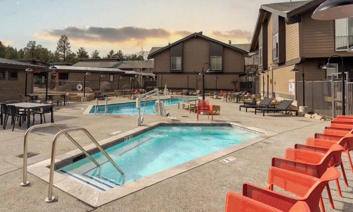 Mammoth Lakes Hotel | Modern Alpine Room Near Mammoth Mountain! Pool, Ski trips, Free Parking! 3 Units