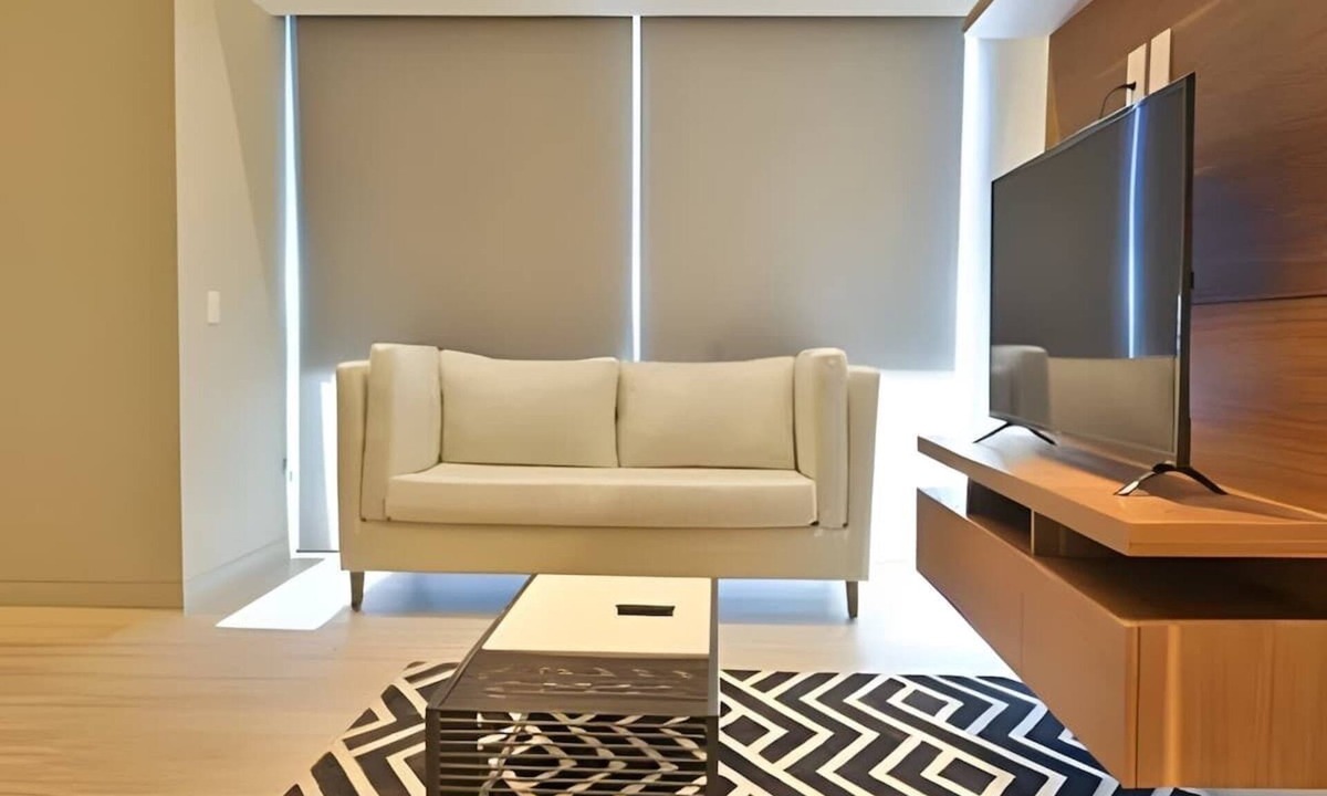 Financial District House | Modern apartment w/pool & hot tub