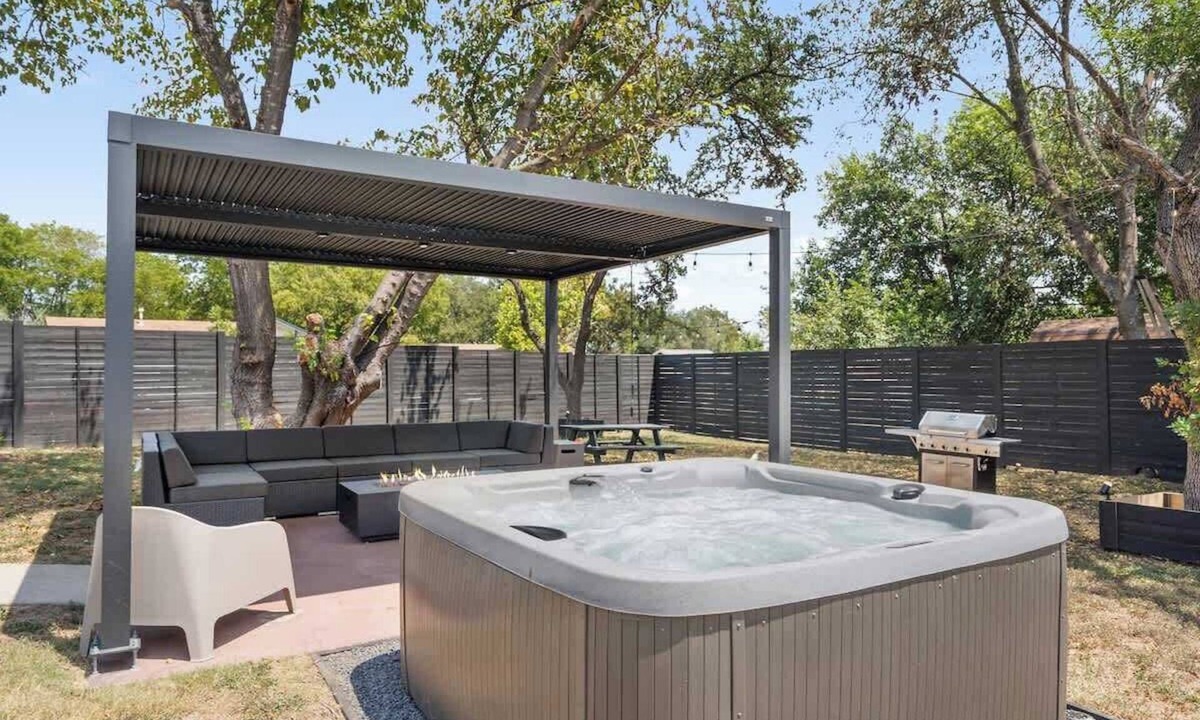 Austin House | Modern ATX 4BR | HotTub, Mini Golf, & Basketball