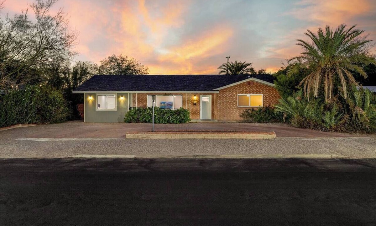 Palo Verde House | Modern Desert Gem with Mountain Views, Private and Spacious Backyard