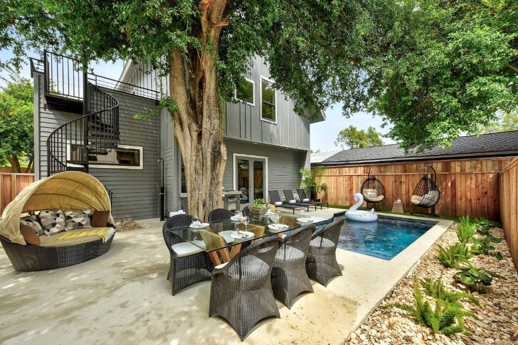 Govalle House | Modern Estate with Private Heated Pool