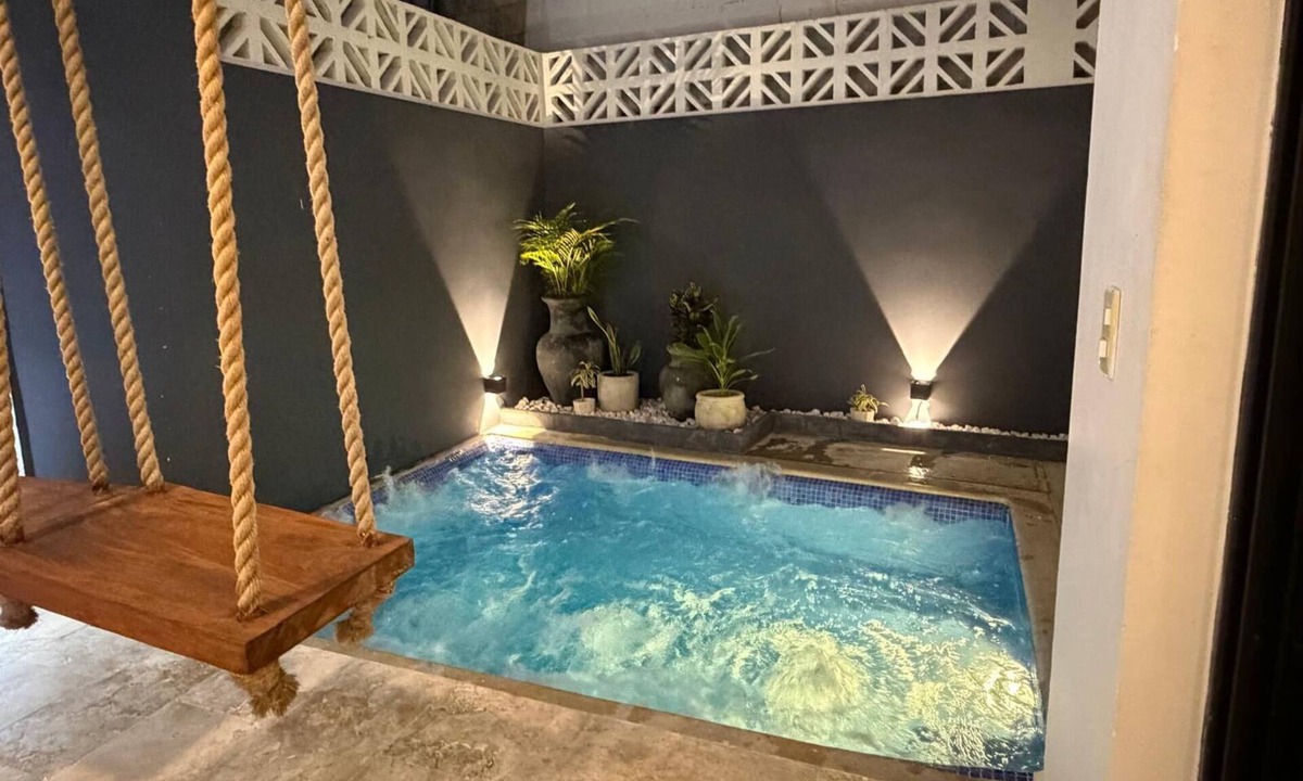 La Veleta House | Modern Gated Townhome. 3BR for 6 guests. Walk to Restaurants. Private Jacuzzi