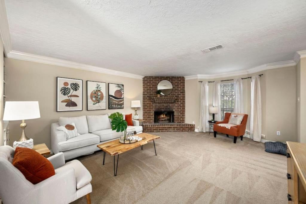 Montrose House | Modern Montrose Townhome Sleeps 10 Walk to Dining & Downtown