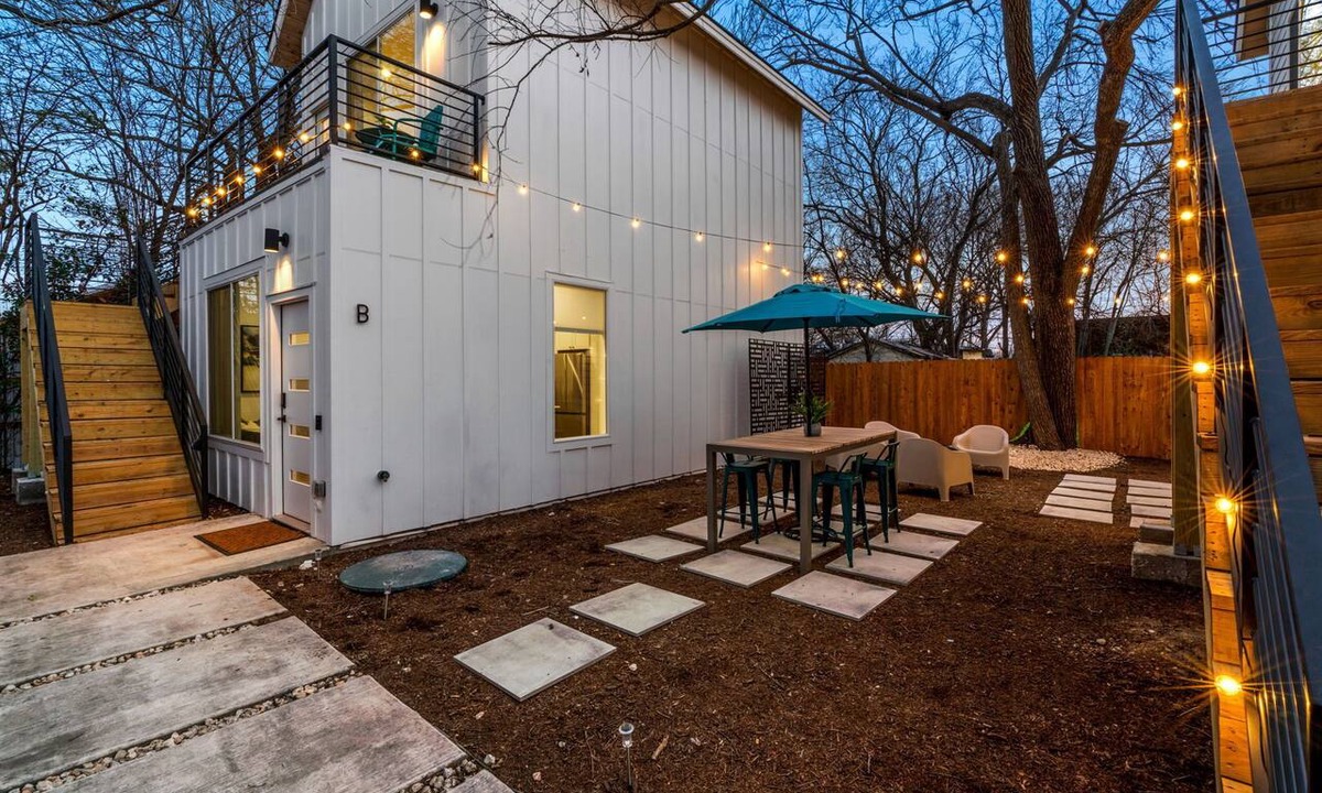 Govalle House | Modern Retreat · Fire Pit · WiFi + TV· Private Patio