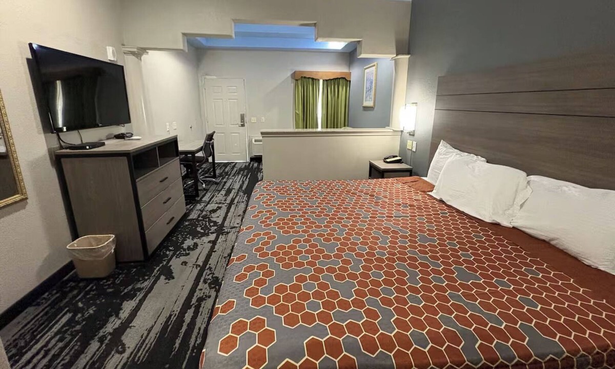 Humble Hotel | Modern Room w/Kitchenette Unit Ideal for Budget Travelers Near Attractions