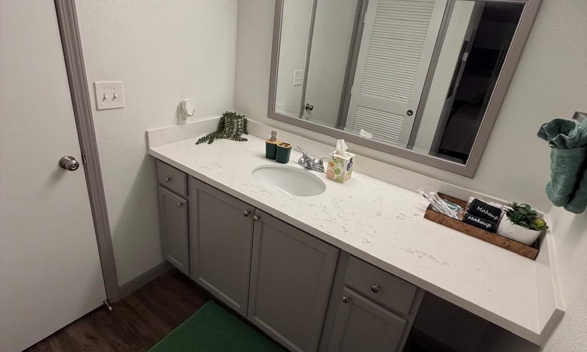 Braeswood Place Apartment | Modern Studio Apartment Pool & Gym Access Ideal for Relaxing Stays in Houston