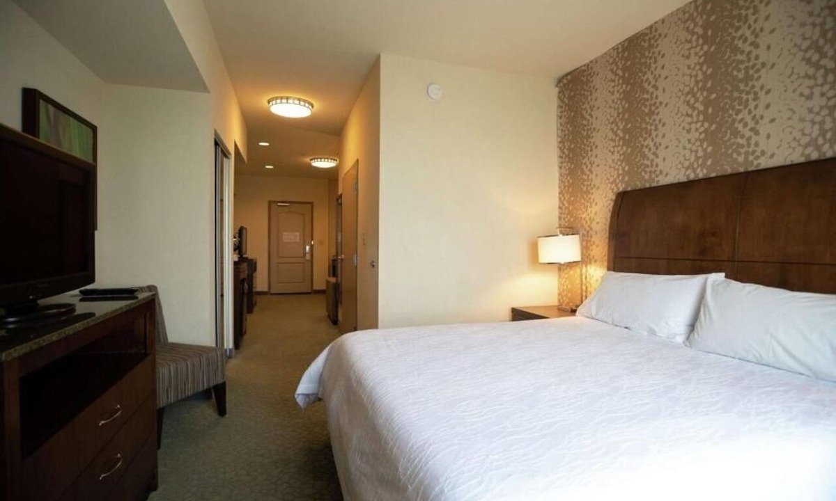 Covington Hotel | Modern Style Room Ideal for Memorable Louisiana Escapades - Perfect for Couples!
