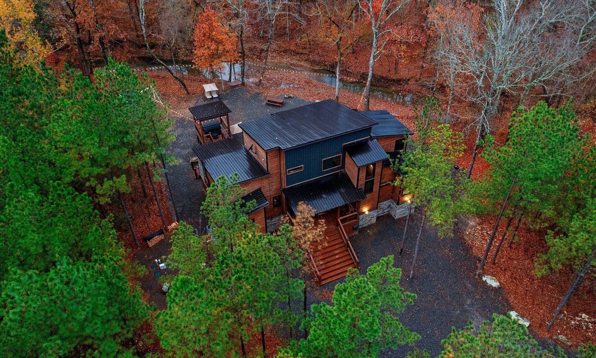 Pickens Cabin | Moose Mansion, EV Outlet, swing set, hot tub