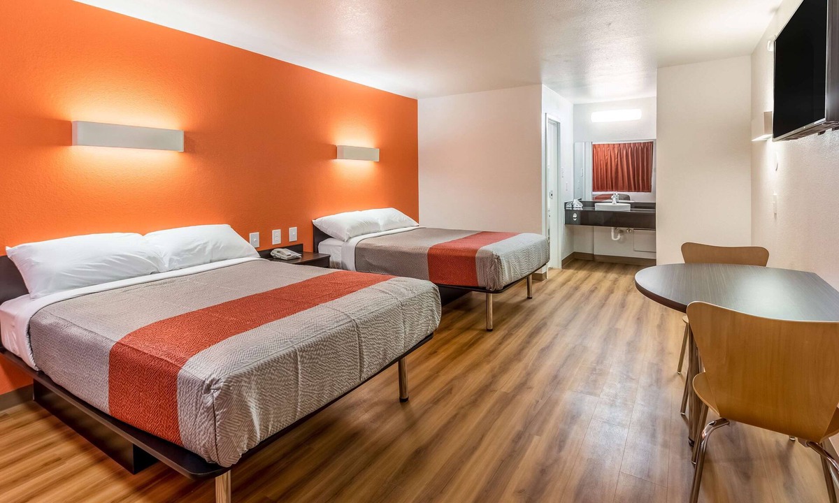 Central Arlington Hotel | Motel 6 Arlington, TX - UTA
