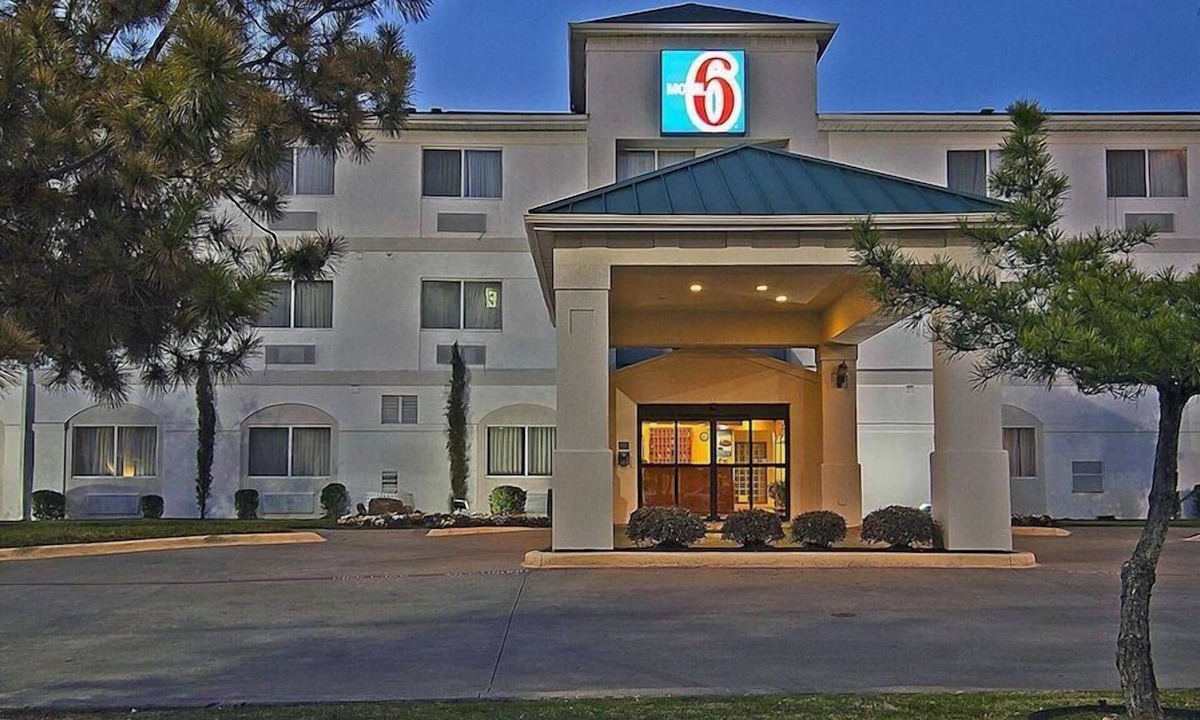 Park Central Hotel | Motel 6 Dallas, TX - North - Richardson