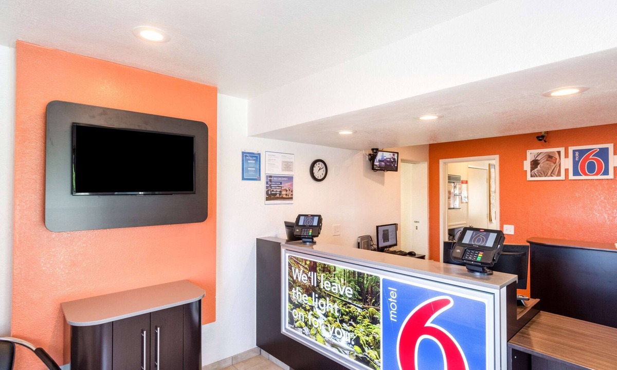 Redding Hotel | Motel 6 Redding, CA - Central