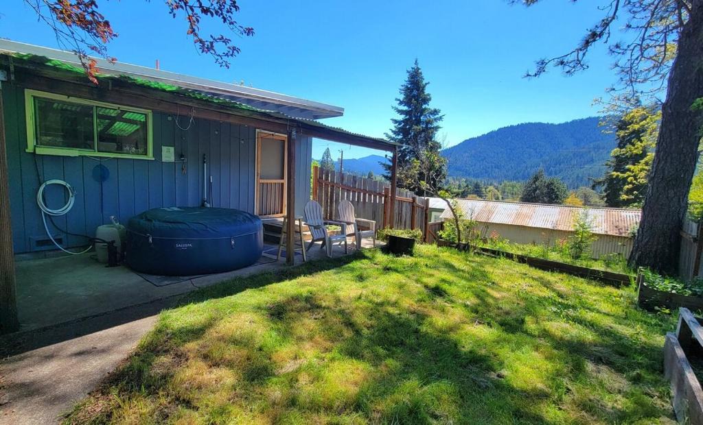 Oakridge House | Mountain Peak Views from Hot Tub in Uptown 2 Bdr