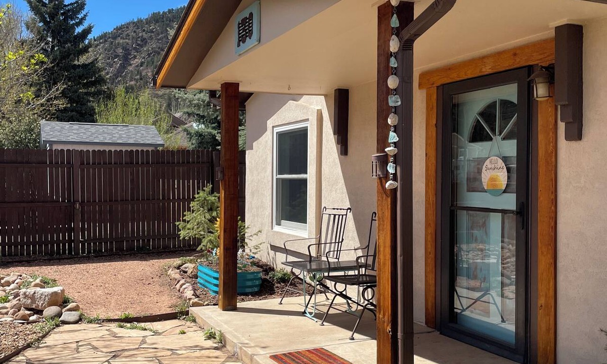 Palmer Lake Cottage | Mountain View Cottage in Historic Palmer Lake