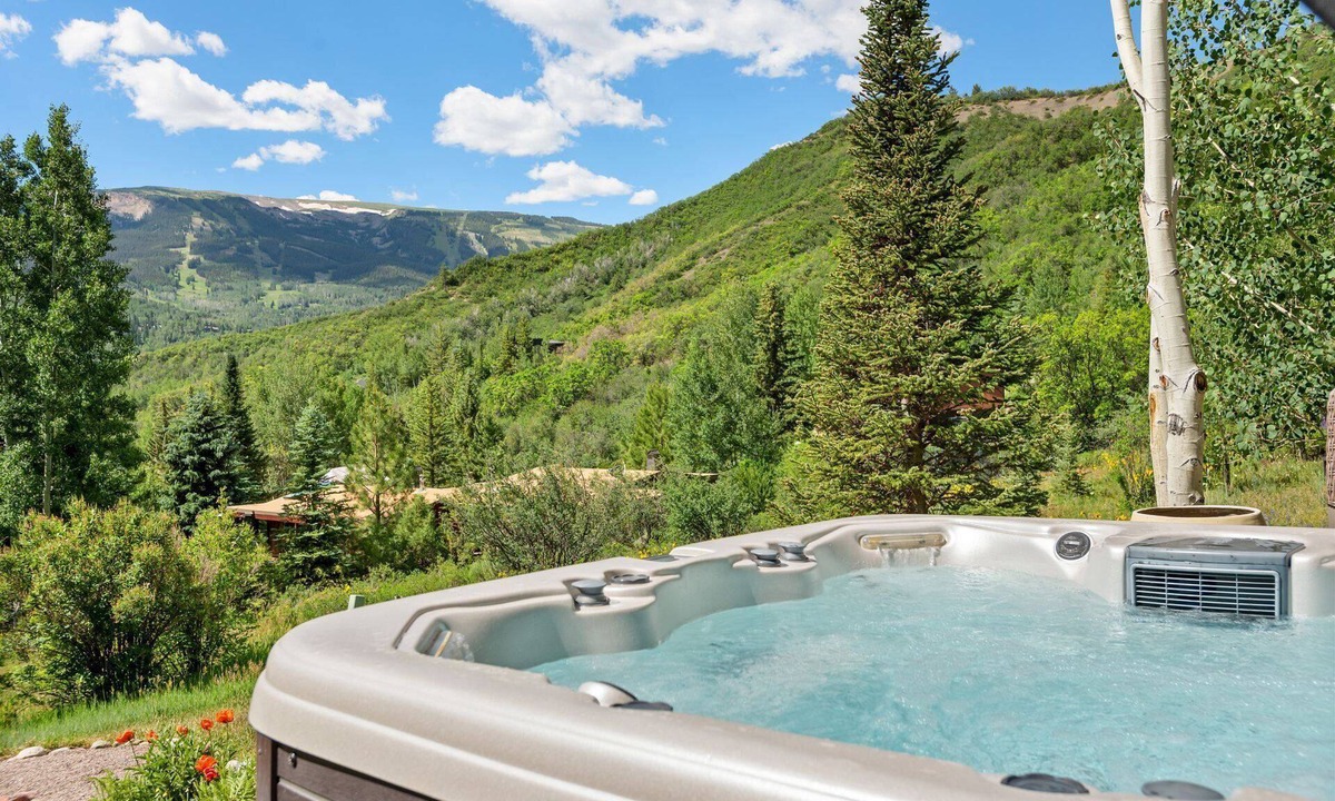Snowmass Village House | Multi-Level Snowmass Retreat. Private Hot Tub & Sauna, Balcony with Stunning View! Driveway Parking