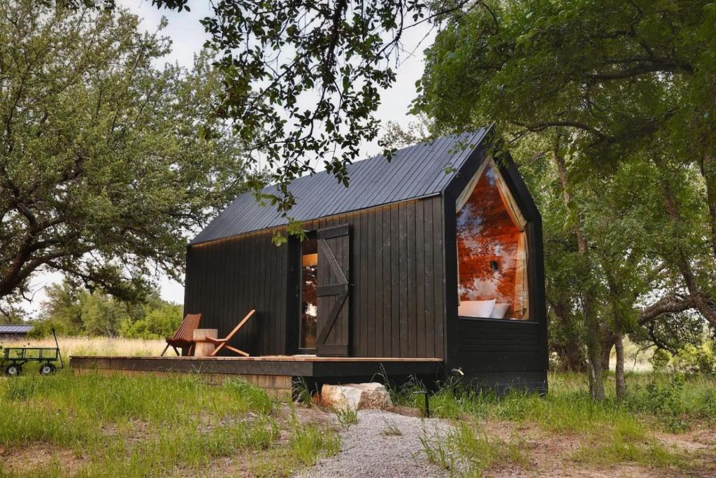 Round Mountain House | Nature Cabin Wood-Burning Hot Tub